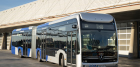 Tmb prueba el autobus articulado mercedes benz ecitaro fuel cell
