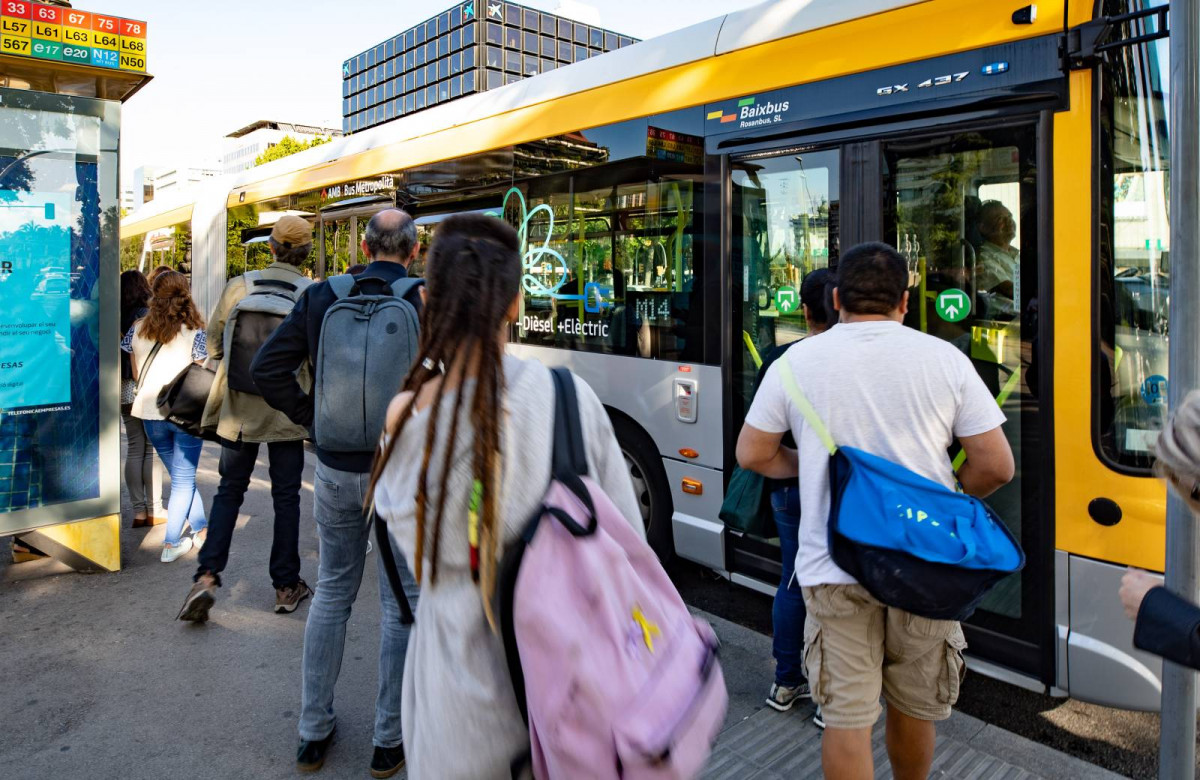 El transporte publico metropolitano del amb recibe un notable