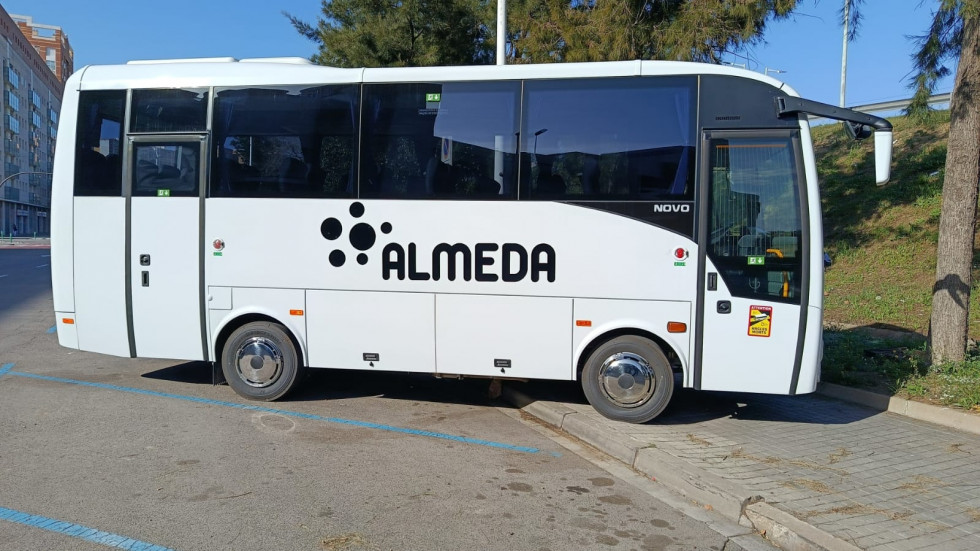 Almeda travel estrena un isuzu novo de 29 plazas