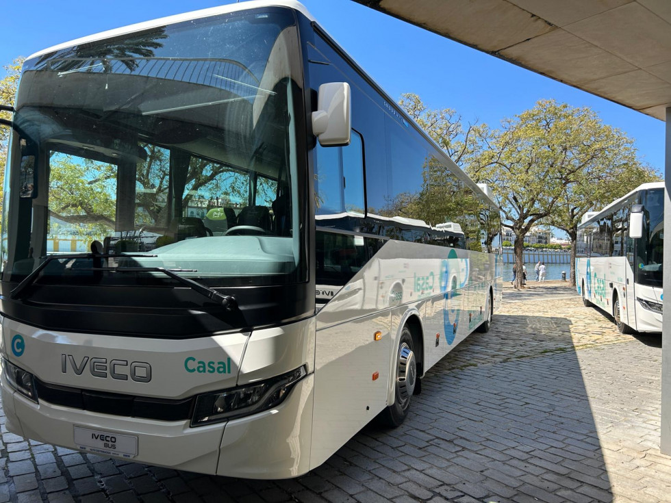 Autocares casal presenta dos autobuses hibridos de iveco bus