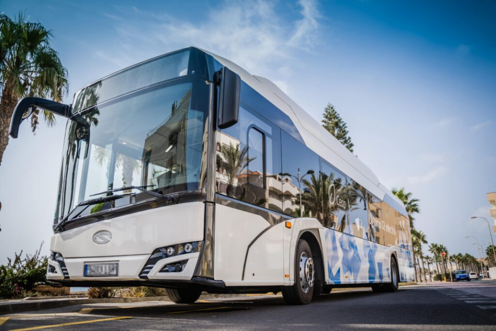 Roquetas adjudica la compra de cuatro autobuses electricos