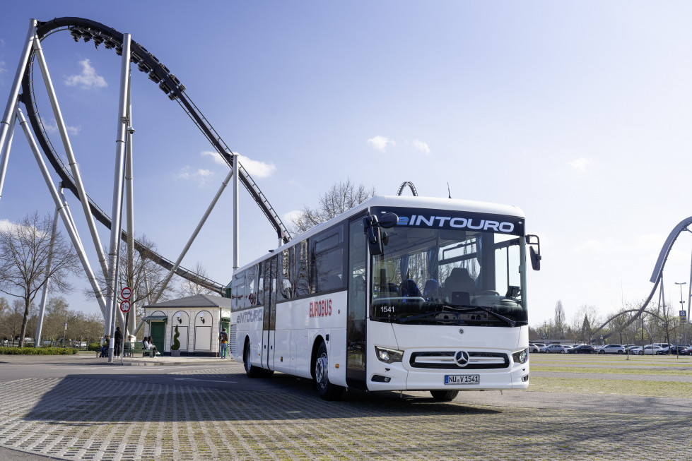 El mercedes benz eintouro supera con exito su primera prueba de conduccion