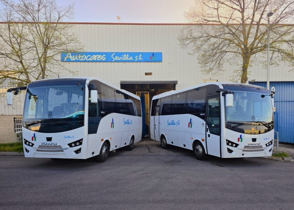 Autocares sevilla incorpora a su flota dos isuzu novo
