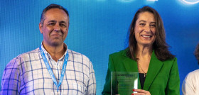 Woman de truck bus reconocida en los premios logistica con proposito