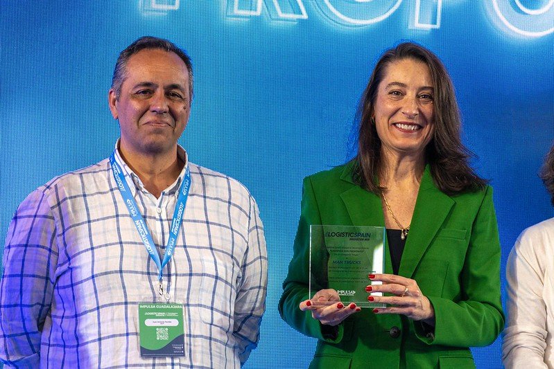 Woman de truck bus reconocida en los premios logistica con proposito