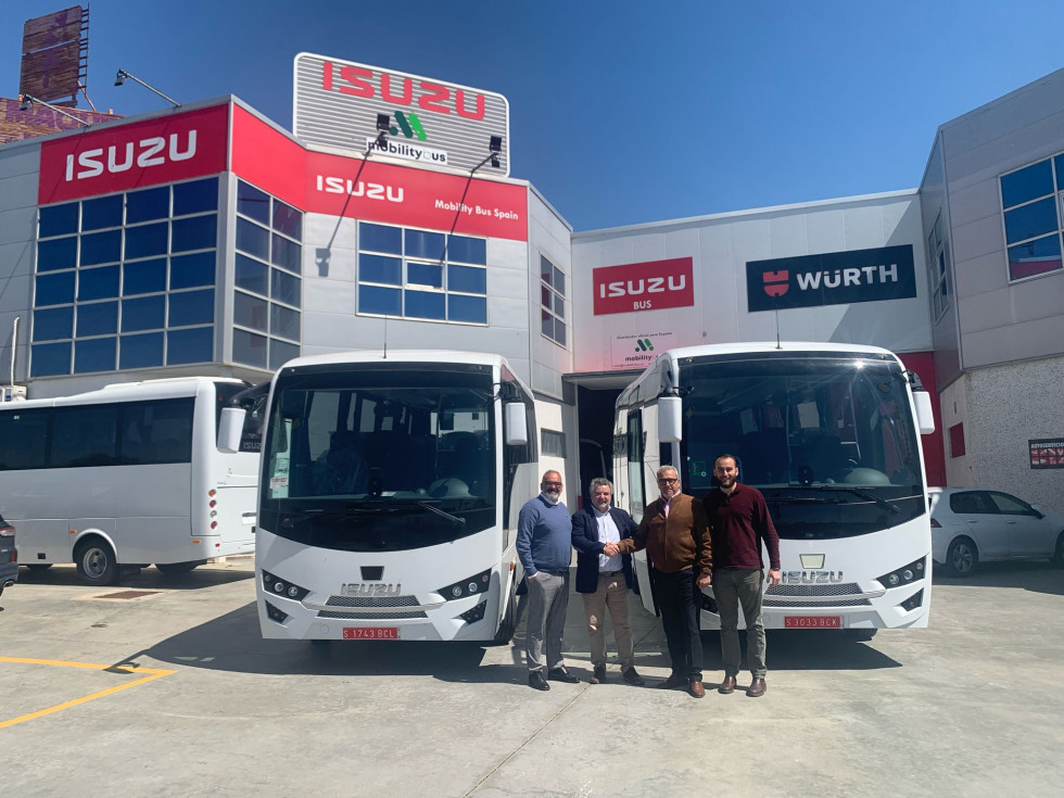 Autocares valdes suma a su flota dos unidades de isuzu