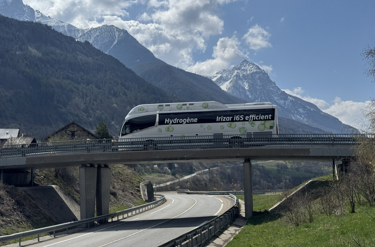 El irizar i6s efficient hidrogeno recorre 2500 kilometros