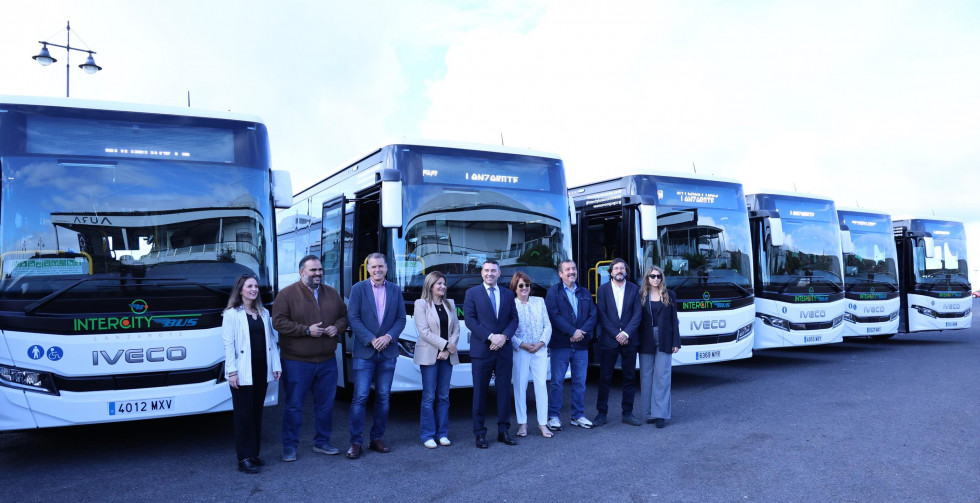 Arrecife bus presenta 13 nuevos autobuses hibridos de iveco bus