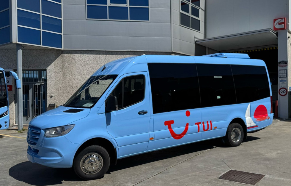 Gbister entrega un minibus tourline a tui espana turismo