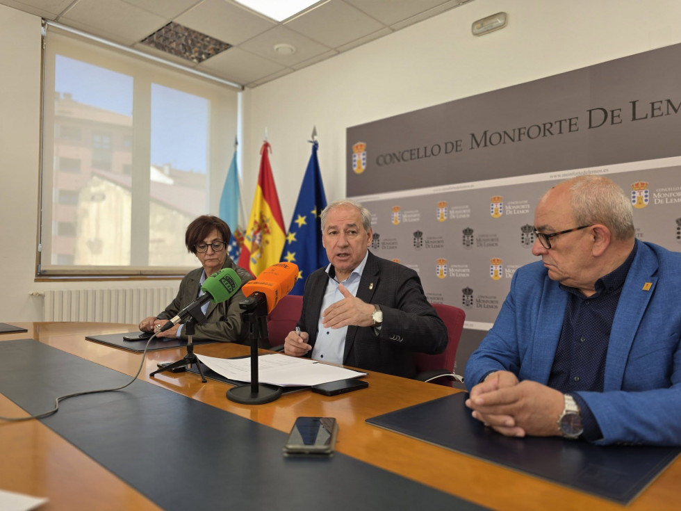 Monforte de lemos presenta el nuevo servicio de bus rural