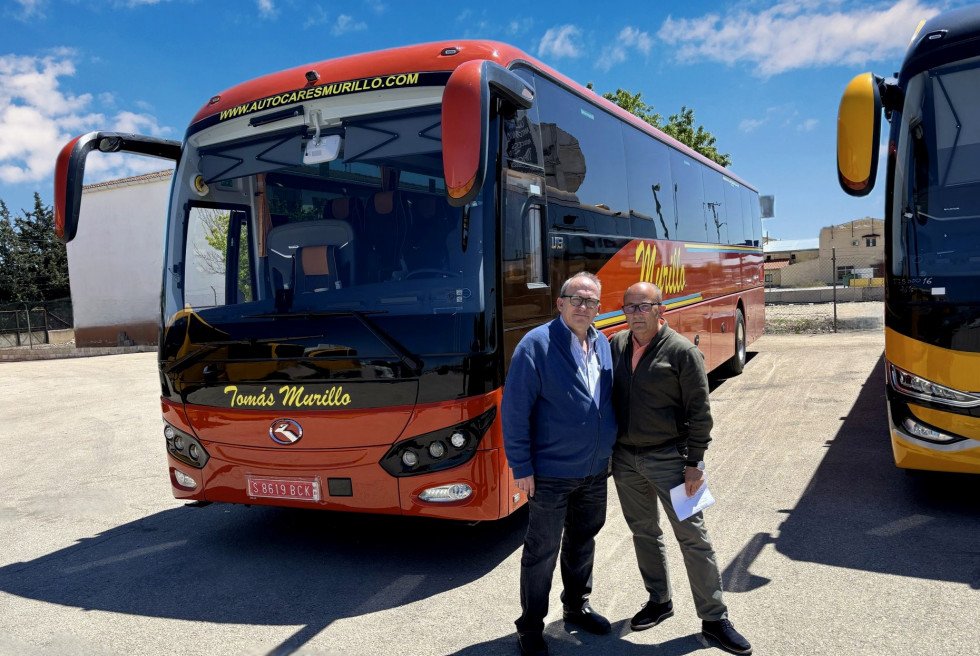 Autocares murillo adquiere su primer autobus king long