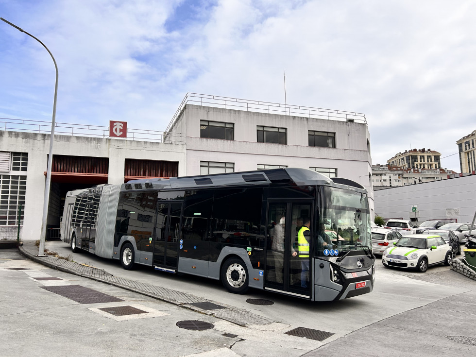 La compania de tranvias prueba el autobus electrico articulado de byd y castrosua