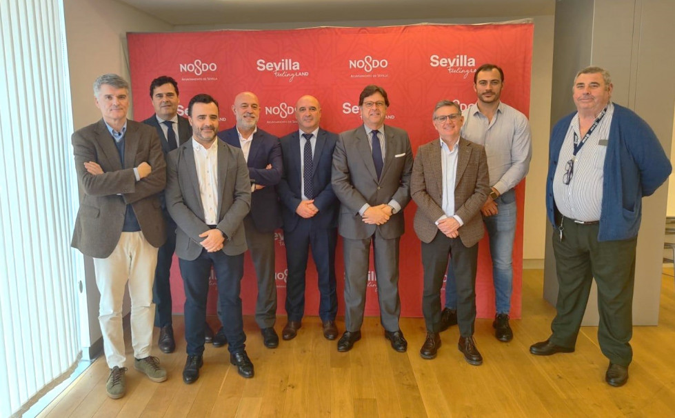 Fandabus y atedibus se unen a la mesa del transporte turistico de sevilla