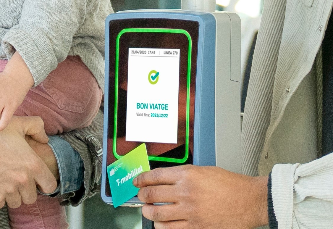 Barcelona da la bienvenida a la tarjeta digital t movilidad
