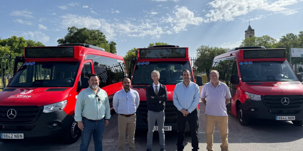 Utrera renueva tres microbuses de transporte urbano