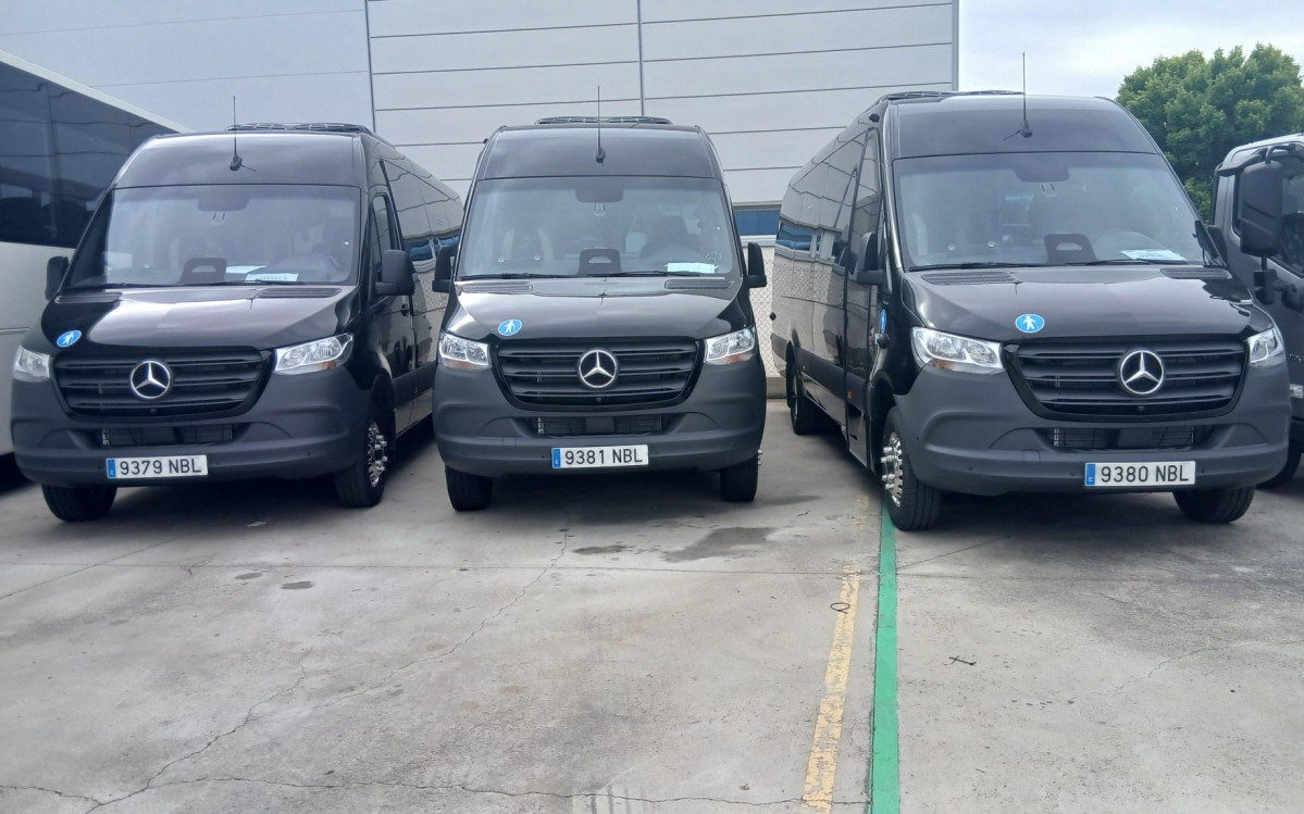 Ibizatours islandbus recibe tres microbuses tourline de altas auto