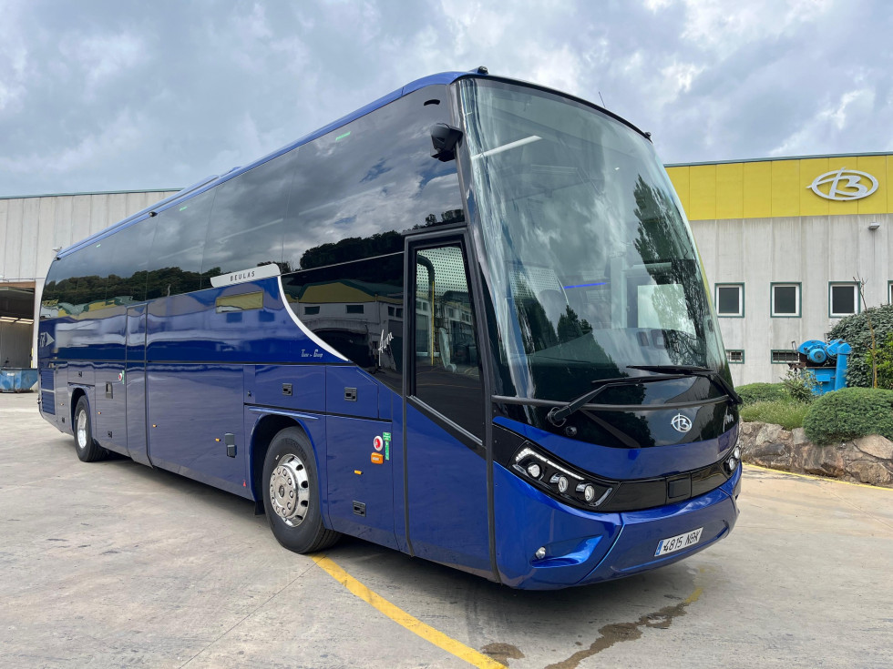 Tabor group estrena un autocar aura de beulas