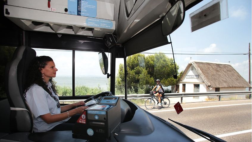 La emt de valencia refuerza su oferta este verano hasta los 12 millones de plazas