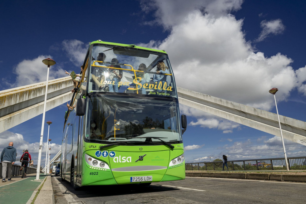 Sevirama y julia travel recurren la adjudicacion del bus turistico de santa cruz