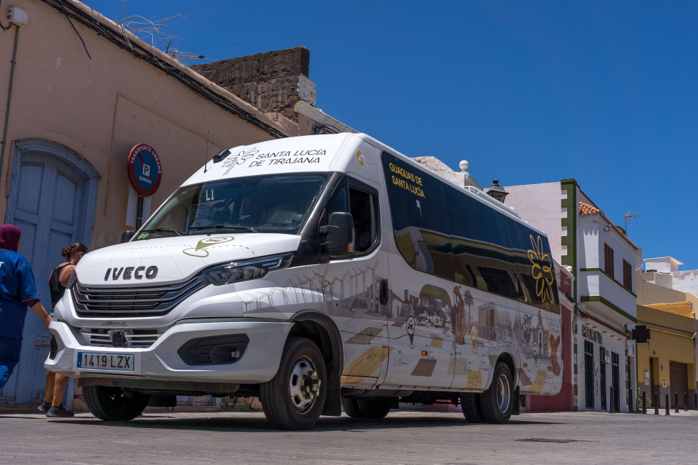 Tirajana realiza una encuesta a los usuarios del transporte urbano