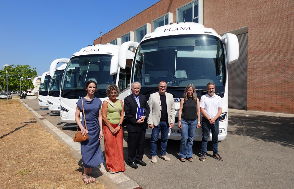 Grupo plana presenta cuatro autocares para unir barcelona con vilanova i la geltru