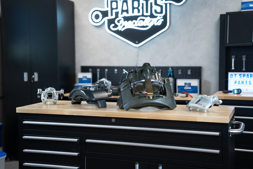 Los parts specialists presentan las pinzas de freno dt spare parts