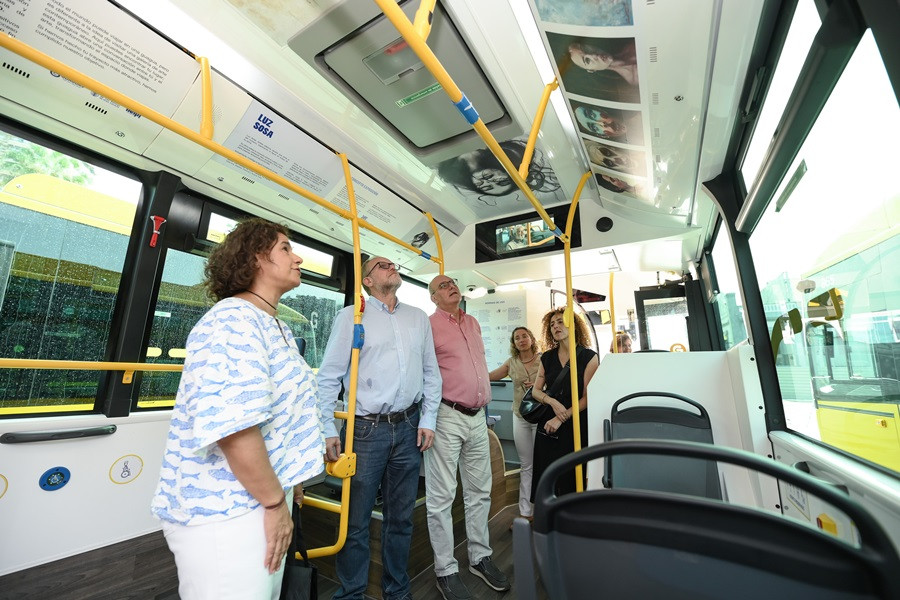 Guaguas municipales convierte seis autobuses en galerias de arte