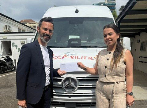 Gbister entrega un microbus sprinter panelvan al grupo cadimar