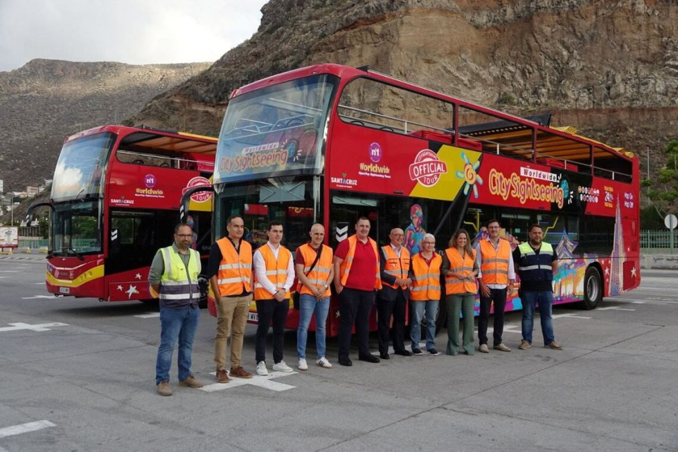 Santa cruz de tenerife presenta la nueva flota de autobuses turisticos