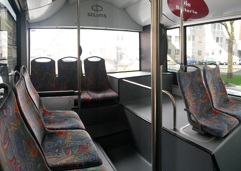 Paneles interiores en un autobús de Solaris.