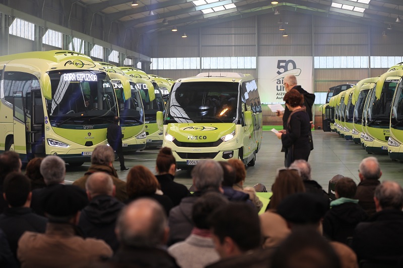 Momento del acto de presentación de los nuevos vehículos.