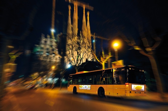 Un autobús del Nitbus, por las calles de Barcelona.