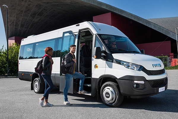 Apetam afirma que los microbuses están fabricados para transportar personas, no mercancías.