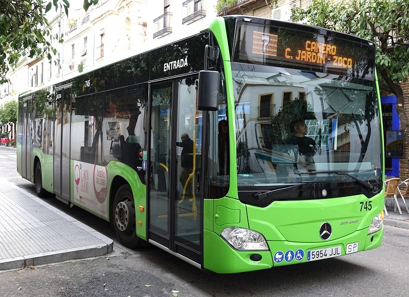 Un autobús de la flota de Aucorsa.