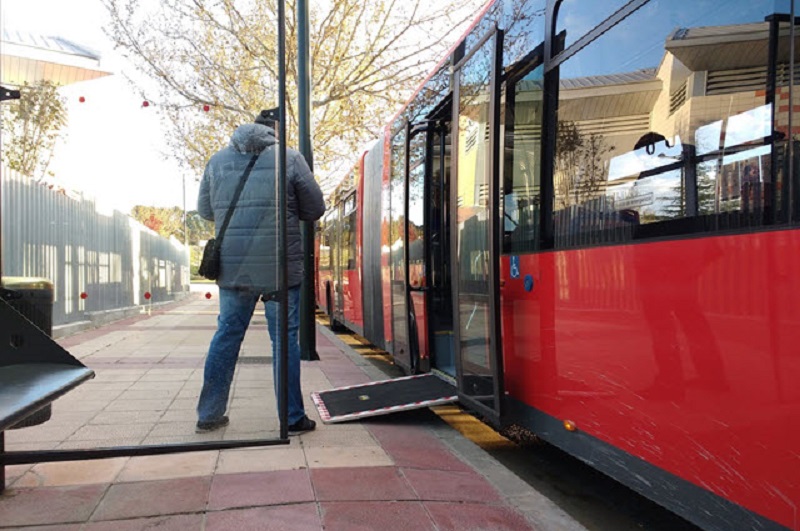 Un autobús con rampa de Auzsa.