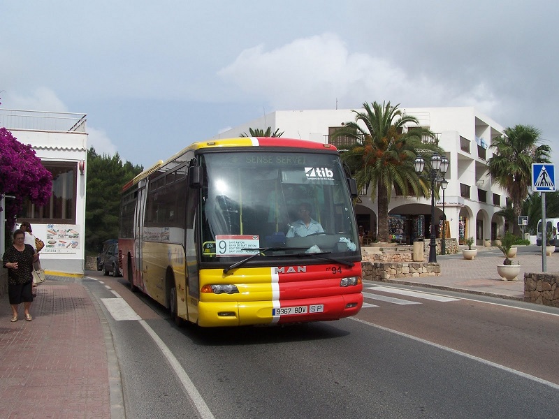 Un autobús circula por la isla de Ibiza.