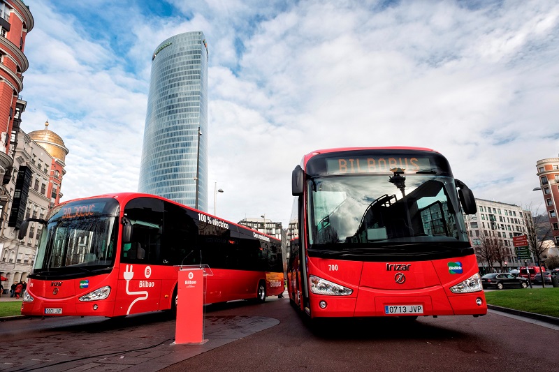 Los dos autobuses, en el acto de presentación.