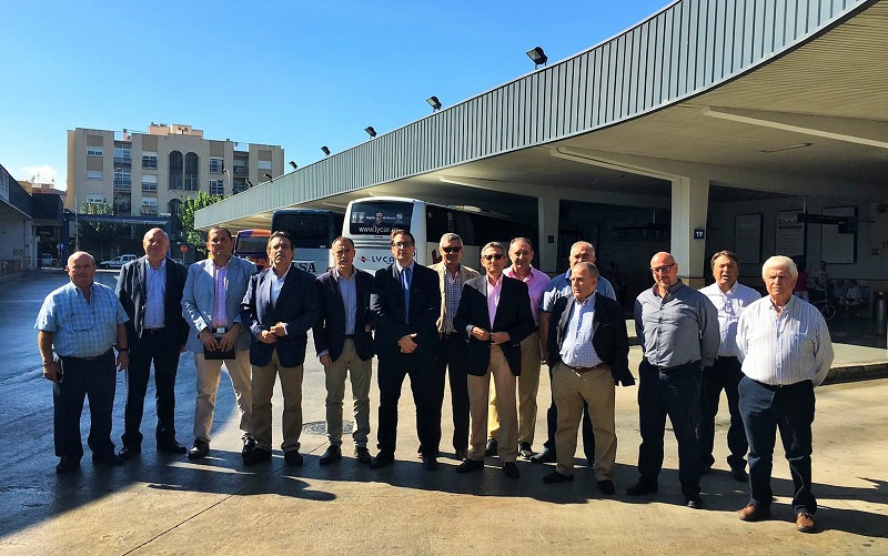 Salvador García-Ayllón, junto con los integrantes de la junta directiva de Fenebús-Murcia.