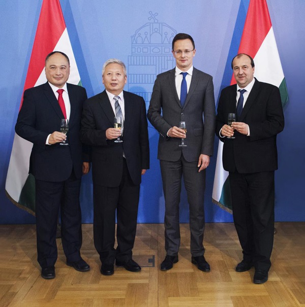 Isbrand Ho, brinda por el proyecto con el Gobierno de Hungría.