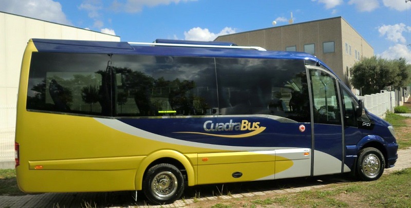 Un microbús de la flota de Autobuses Cuadra.