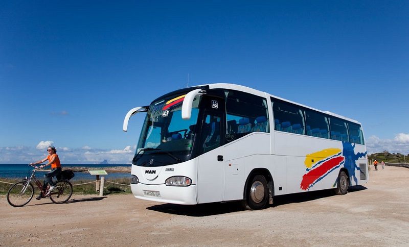 Uno de los autocares que prestan servicio en la isla.