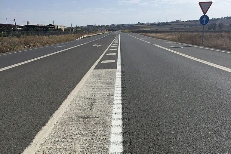 La DGT ha finalizado ya la instalación de guías sonoras en el eje central de la calzada de la carretera A-375 que une Utrera (Sevilla) y Puerto Serrano (Cádiz).