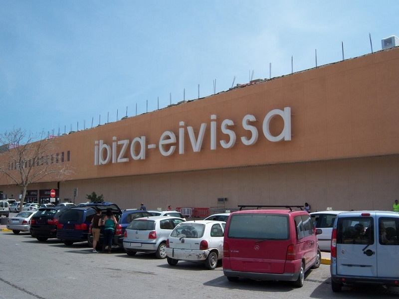 La afluencia de viajeros en el aeropuerto de Ibiza es “patente”.