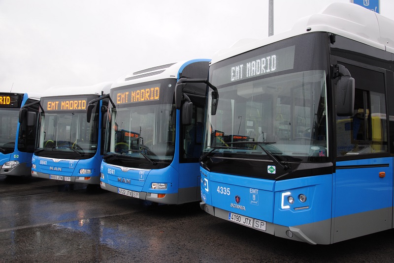 La EMT ha expuesto un autobús de cada marca.