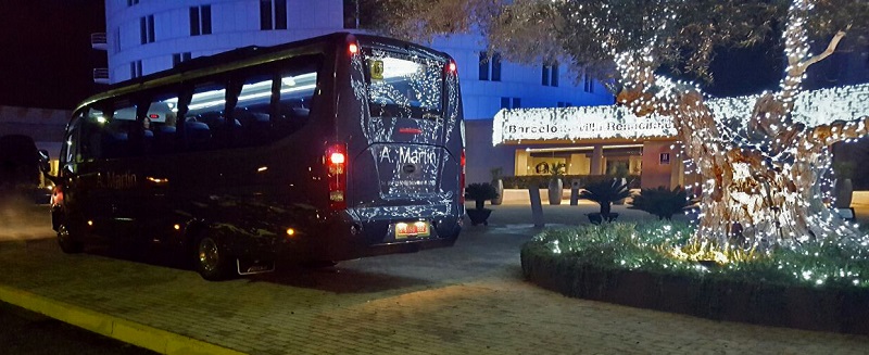 El midibús, expuesto a la entrada del hotel.