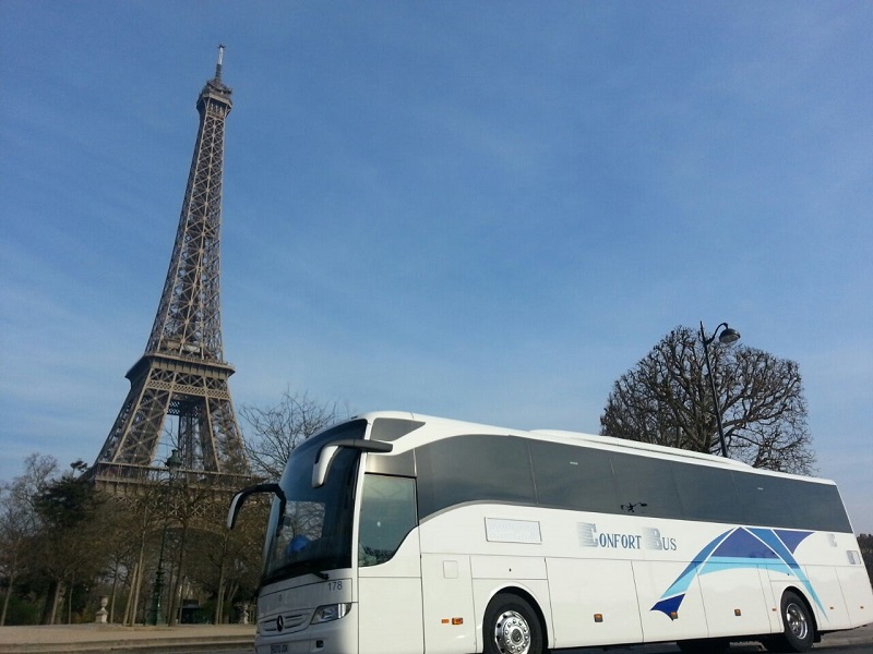 Un autocar español en París.
