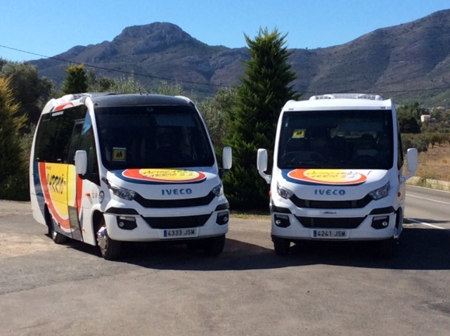 Los dos microbuses incorporados por Autocares Carrio.