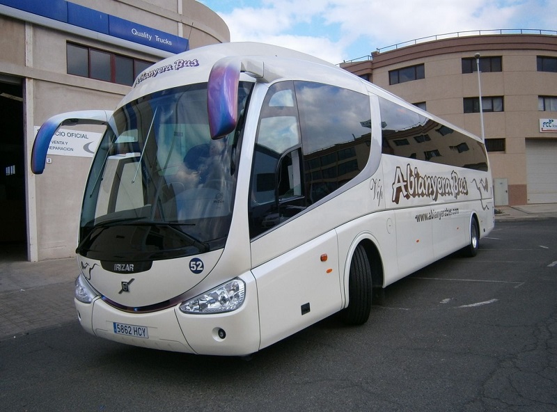 Un autocar de la flota de Transportes Abianyera.