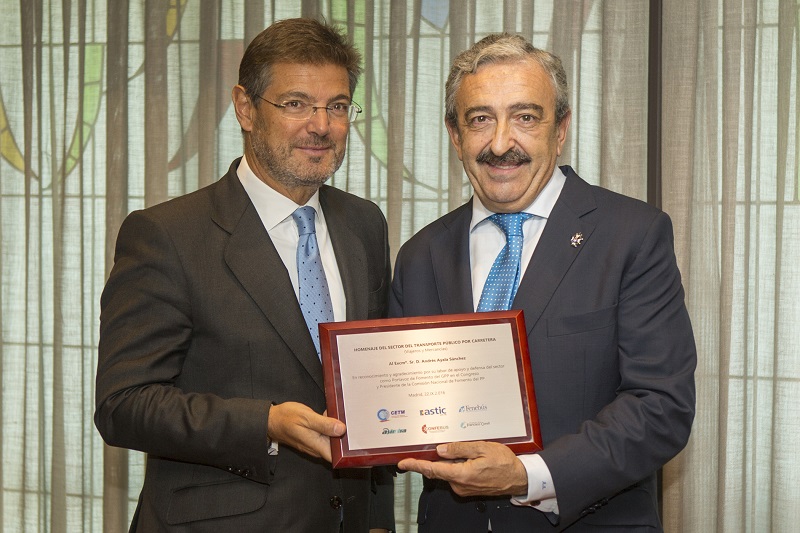 El ministro de Fomento en funciones, Rafael Catalá, entregó a Andrés Ayala una placa conmemorativa del homenaje.