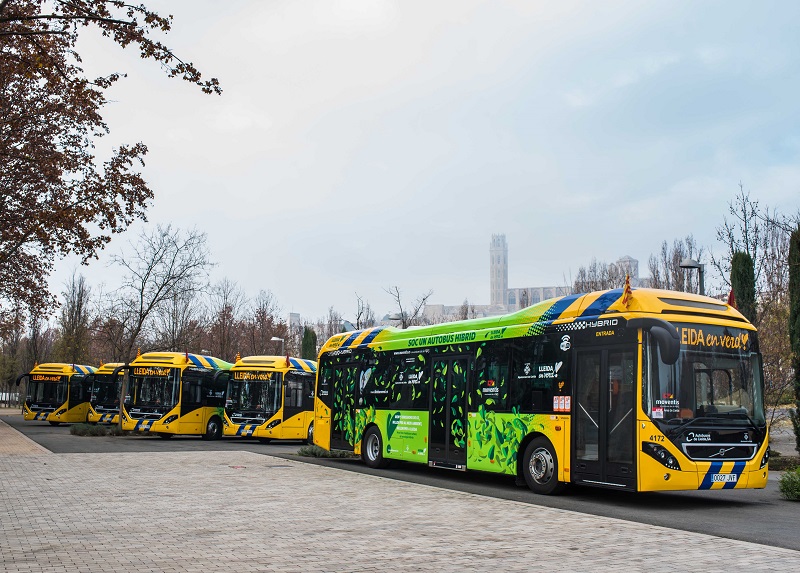 Los cinco autobuses híbridos en el acto de presentación.